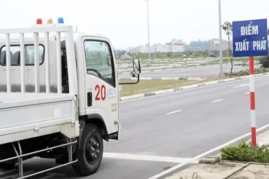 Tài xế đang điều khiển xe tải trong trường thi